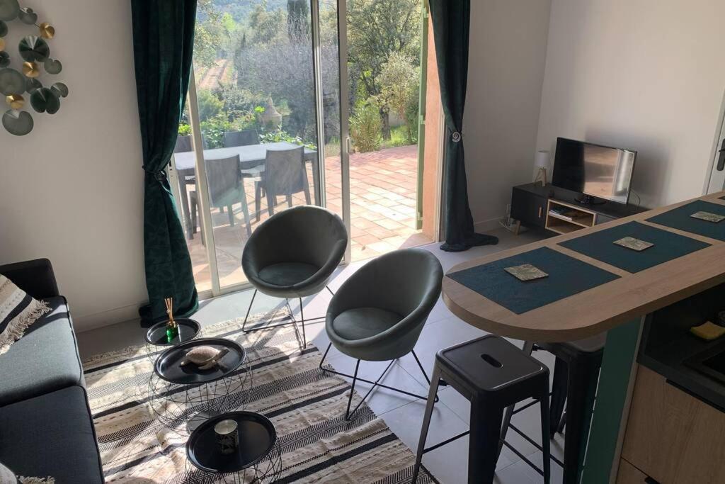 Charmant appartement T2 au coeur des vignes Cogolin Extérieur photo